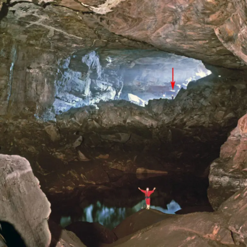 La cueva Charles Brewer-Carías, bautizada así en honor a su descubridor, es la cueva de cuarcita más grande en el mundo y queda en la cumbre del Churí-Tepui del macizo de Chimantá