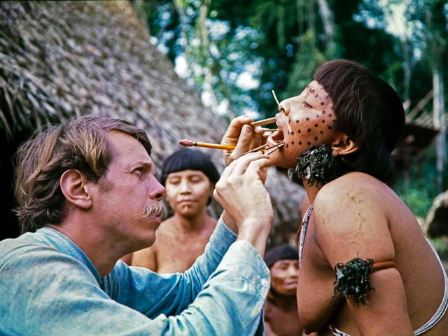 Charles Brewer-Carías revisa la dentadura de una mujer yanomami.